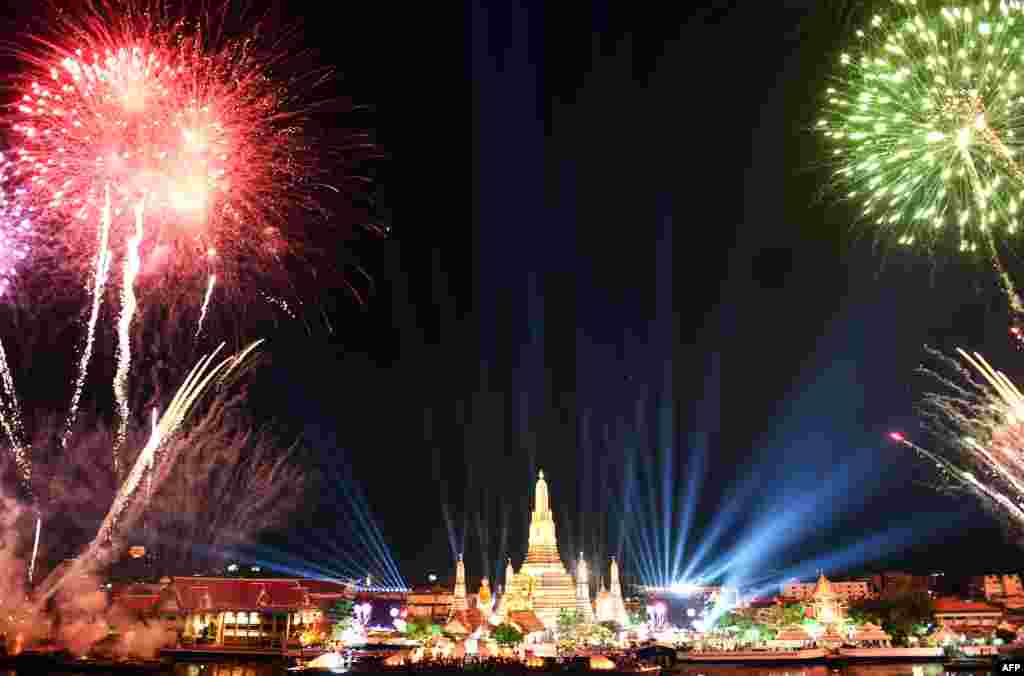 Fireworks light up the sky over Wat Arun (Temple of Dawn) during New Year&#39;s celebrations in Bangkok, Thailand, Jan. 1, 2016.