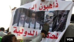 Seorang demonstran anti-Mubarak di Kairo menempelkan sepatunya ke poster Hosni Mubarak dan anggota keluarganya (5/9).