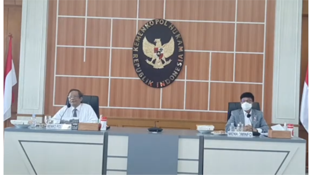 Menko Polhukam Mahfud Md dan Menteri Komunikasi dan Informatika (Menkominfo) Johnny Gerard Plate saat memberikan keterangan pers di Jakarta, Senin, 22 Februari 2021. (Foto: VOA)