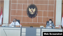 Menko Polhukam Mahfud Md dan Menteri Komunikasi dan Informatika (Menkominfo) Johnny Gerard Plate saat memberikan keterangan pers di Jakarta, Senin, 22 Februari 2021. (Foto: VOA)