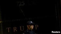 Un agente de policía hace guardia frente a la Trump Tower, en Nueva York, el 24 de marzo de 2023.