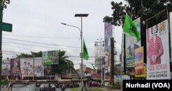 Baliho para Caleg memenuhi sebuah perempatan di Yogyakarta. (Foto:VOA/Nurhadi)