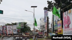 Baliho para Caleg memenuhi sebuah perempatan di Yogyakarta. (Foto:VOA/Nurhadi)