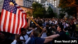 Demonstran bentrok ketika melakukan protes terhadap kematian George Floyd, Sabtu, 30 Mei 2020, di dekat Gedung Putih di Washington. (Foto: AP/Evan Vucci)