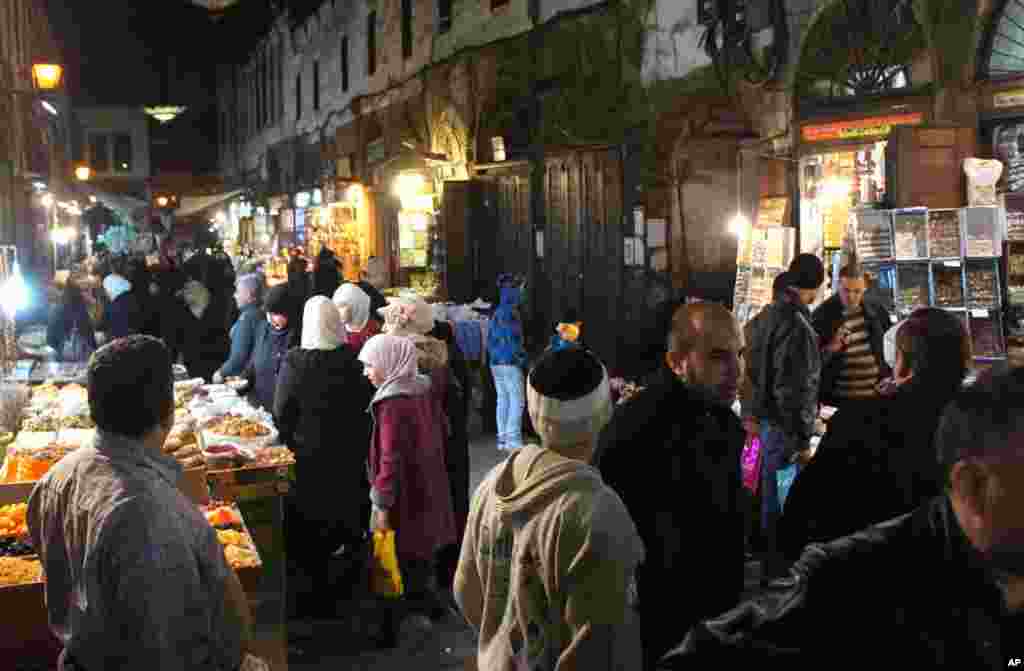 The markets of Old Damascus remain busy, despite the unrest close by, Jan. 18, 2012. (E. Arrott/VOA)