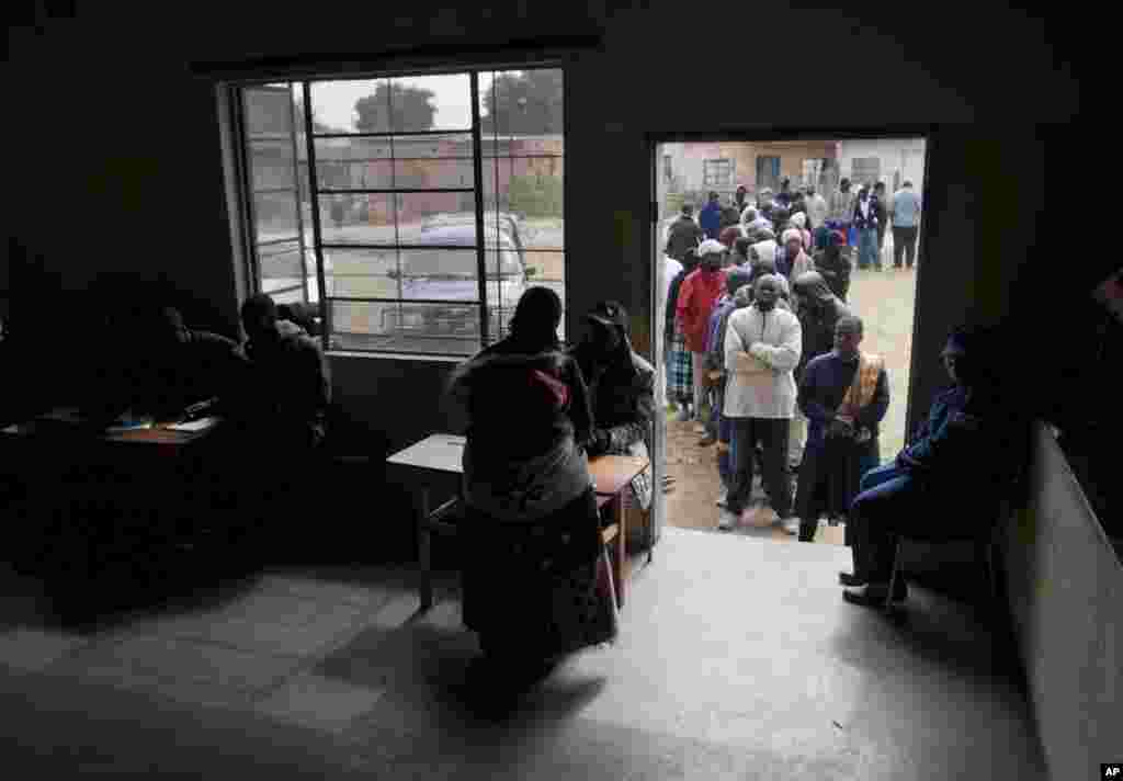 Zimbabweans queue to cast their votes in the country&#39;s general elections in Morondera, rural Zimbabwe.