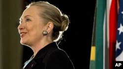 Menlu AS Hillary Clinton memberikan pidato di di Universitas Western Cape di kota Cape Town, Afrika Selatan (8/8). 