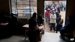 FILE: Zimbabweans queue to cast their votes in the country's general elections in Morondera, rural Zimbabwe, July 31, 2013. 