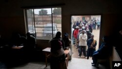 Des Zimbabwéens attendent pour voter à Morondera, au Zimbabwe, le 21 juillet 2013. 