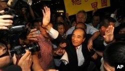 Taiwan's Legislative Speaker Wang Jin-pyng waves to supporters after press briefing at Taoyuan International Airport, northern Taiwan, Sept. 10, 2013.