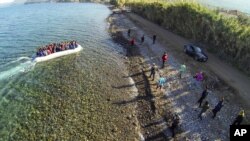 Des migrants approchent de l'île grecque de Lesbos, le 13 novembre 2015. (Giannis Kotsiaris/InTime News via AP) 