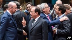 Greek Prime Minister Alexis Tsipras (R) speaks with European Commission President Jean-Claude Juncker as Belgian Prime Minister Charles Michel (L) speaks with French President Francois Hollande (C) during a round table meeting at an EU Summit in Brussels, Belgium, Dec. 15, 2016.