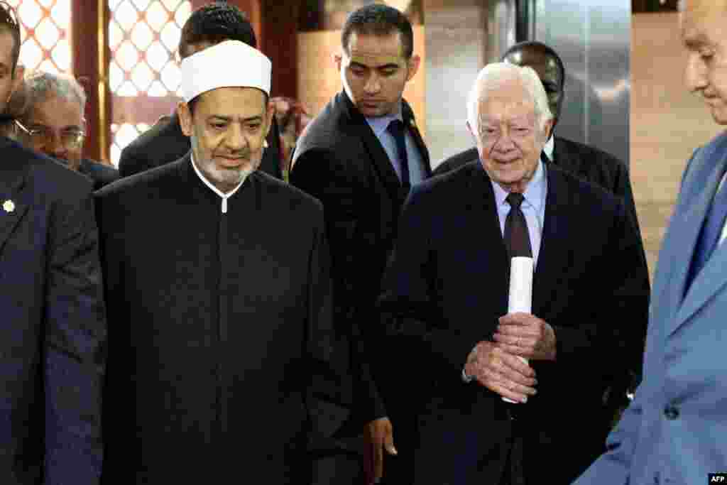 Le grand imam d'Al-Azhar Ahmed al-Tayeb (à g) accueille l'ancien président Jimmy Carter à son arrivée au Caire, le 24 mai 2012. (KHALED DESOUKI /AFP)