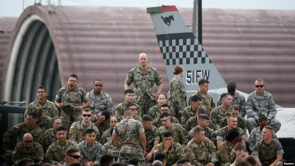 Tư liệu - Binh sĩ Mỹ chờ nghe Tổng thống Mỹ Donald Trump phát biểu tại Căn cứ Không quân Osan, Hàn Quốc, ngày 30 tháng 6, 2019.