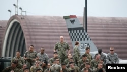 美国军人等待美国总统特朗普在韩国乌山空军基地发表演讲。2019年6月30日