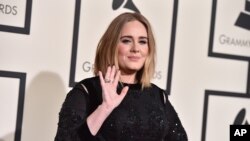 Adele arrive à la 58e cérémonie annuelle des Grammy Awards au Staples Center le 15 février 2016 à Los Angeles. 