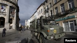 Les militaries Belges patrouillent a Molenbeek, a Brussels, Belgique, nov. 22, 2015. REUTERS/Youssef Boudlal - RTX1VA9T