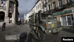 Tentara Belgia melakukan patroli di distrik Molenbeek di kota Brussels hari Minggu (22/11).