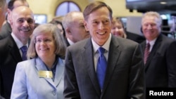 El Director de la CIA, David Petraeus, y su esposa Holly en reciente visita a la bolsa de valores.