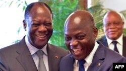 Le président ivoirien Alassane Ouattara, à gauche, serre la main de son homologue bissau-guinéen Jose Mario Vaz, à droite, avant une réunion au palais présidentiel à Abidjan,l e 2 mai 2017.