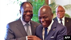 Le président ivoirien Alassane Ouattara, à gauche, serre la main de son homologue bissau-guinéen Jose Mario Vaz, à droite, avant une réunion au palais présidentiel à Abidjan,l e 2 mai 2017.