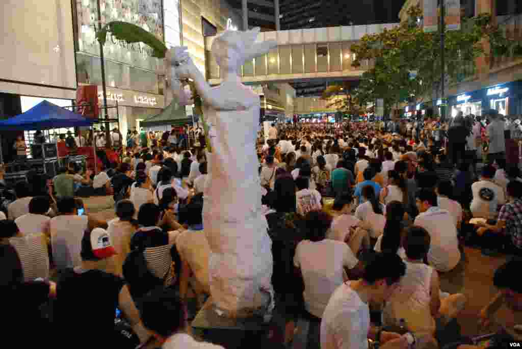 香港傳媒報道有8千人參與民陣7-1遊行後，在終點遮打道行人專區舉行的集會