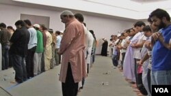 Muslim Amerika di pinggiran Washington DC melakukan salah tarawih bersama (foto: dok.).