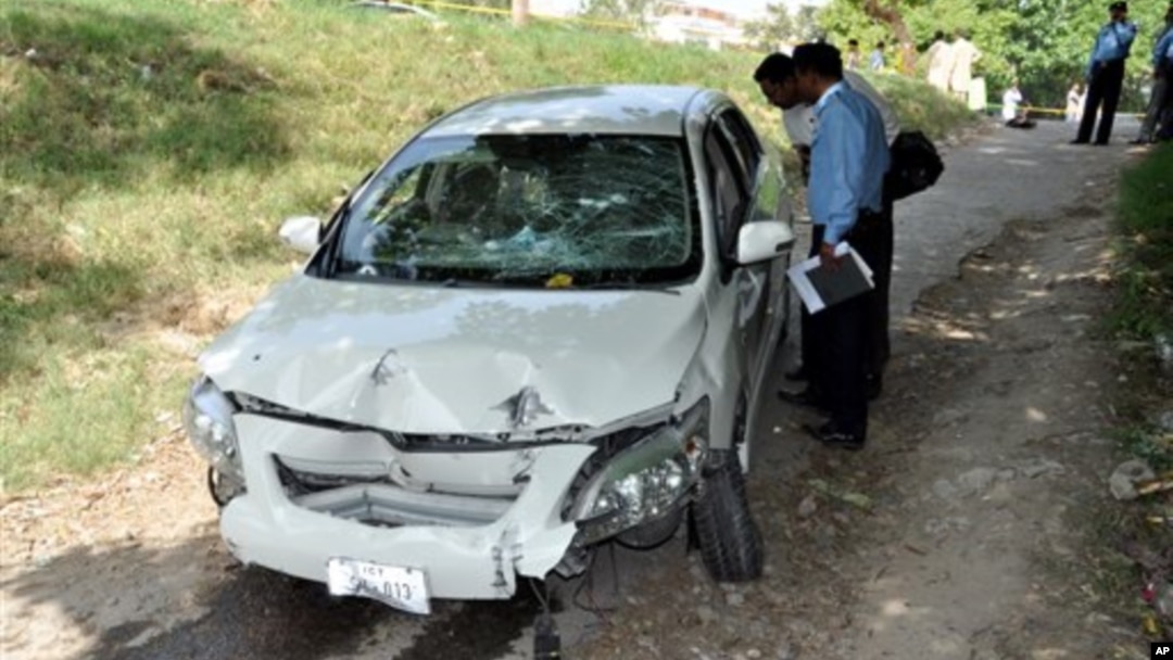 Polisi memeriksa mobil jaksa kasus pembunuhan mantan PM Pakistan, Benazir Bhutto, Chaudhry Zulfikar yang tewas ditembak penyerang bersenjata di Islamabad, Pakistan (3/5).