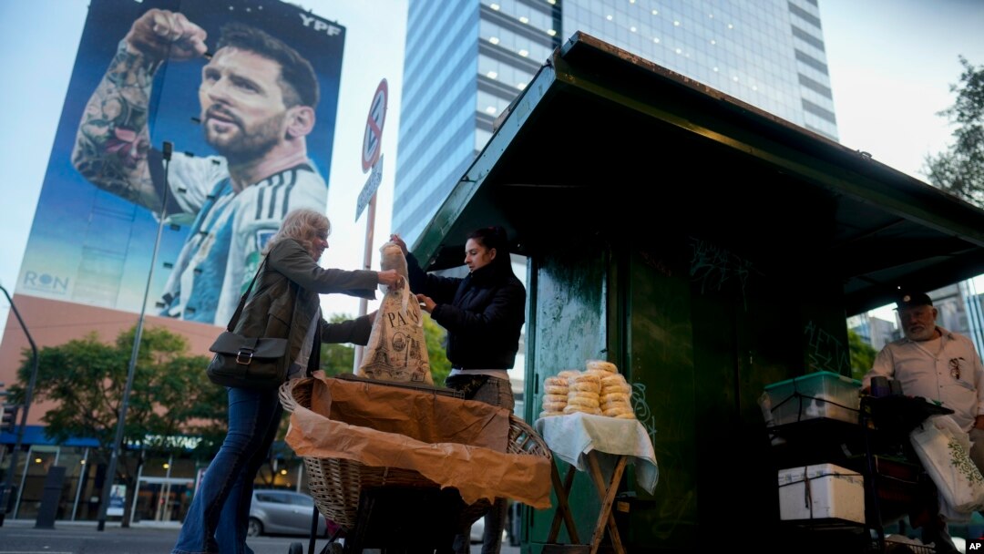 Verónica Vera, en el centro, vende pan en la calle en Buenos Aires, Argentina, el viernes 20 de septiembre de 2024. 