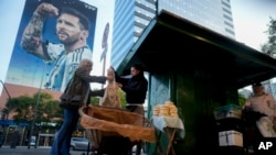 Verónica Vera, en el centro, vende pan en la calle en Buenos Aires, Argentina, el viernes 20 de septiembre de 2024. 