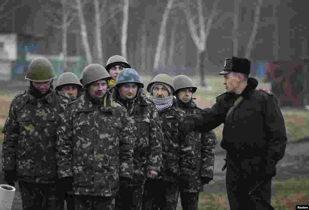 Members of a &quot;Maidan&quot; self-defense battalion take part in a training exercise at a Ukrainian Interior Ministry base near Kyiv, March 17, 2014. 