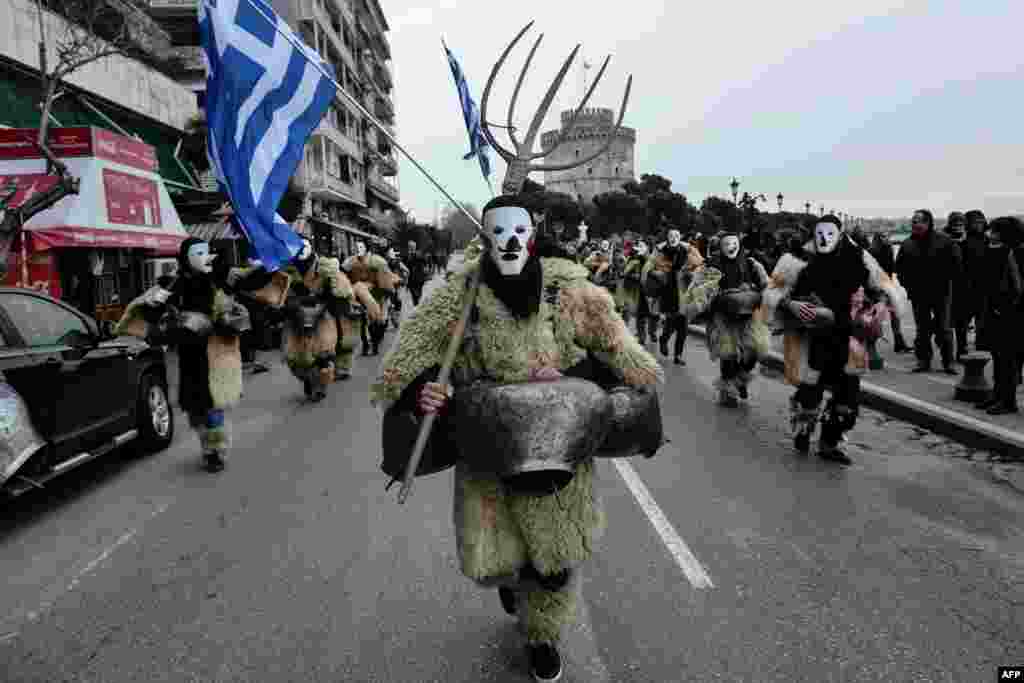 그리스&nbsp;테살로니키에서 열린 제5회 &#39;유럽의 종을 지는 자 축제(European Bell Bearers Festival)&#39; 에서 참가자들이 도로 위를 행진하고 있다.
