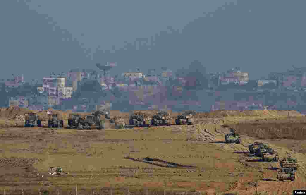 Tank tentara Israel dan kendaraan lapis baja tampak di Gaza dekat perbatasan dengan Israel, 30 Juli 2014.
