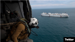 La foto de la Marina de los EE. UU. que registra la llegada del barco hospital USNS Comfort a Ecuador.