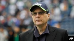 En la foto, Paul Allen, propietario de los Seattle Seahawks del futbol americano antes de un partido con los New England Patriots en Seattle, el 14 de julio de 2012. Allen murió el lunes 15 de octubre.