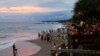 Wisatawan menikmati indahnya suasana matahari terbenam di Pantai Canggu, Bali, 2 Desember 2021. (Johannes P. Christo/REUTERS)