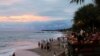 Wisatawan menikmati matahari terbenam di pantai Canggu di Bali (foto: dok). Acara KTT G20 diharapkan memicu kebangkitan kembali sektor pariwisata di Bali pasca pandemi COVID-19. 