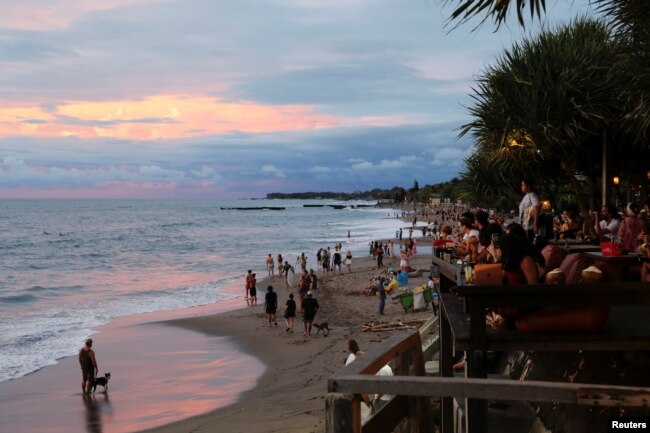 Wisatawan menikmati sunset di Pantai Canggu di tengah pandemi COVID-19 di Bali, 2 Desember 2021. (Foto: REUTERS/Johannes P. Christo)