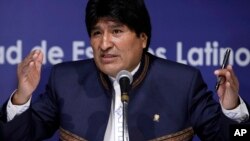 Evo Morales fue invitado a la ceremonia de investidura presidencial de Michelle Bachelet en Chile, pero asegura que tiene que evaluar su asistencia.