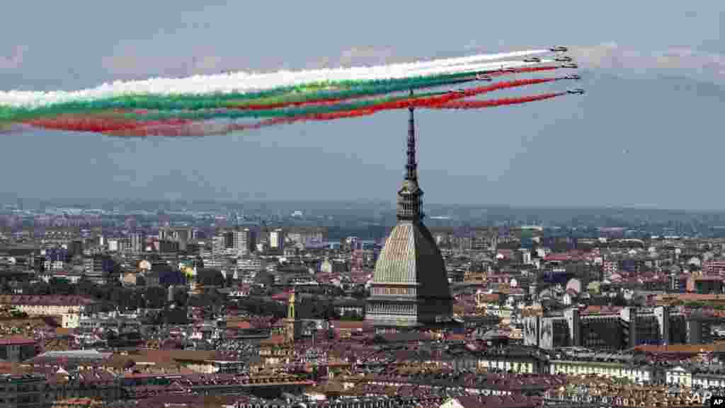이탈리아 공군 프레체 트리콜로리 곡예비행단이 오는 6월 2일의 이탈리아 공화국 선포기념일 제74주년을 맞아 밀라노의 두오모 대성당 상공에서 비행을 선보이고 있다. 