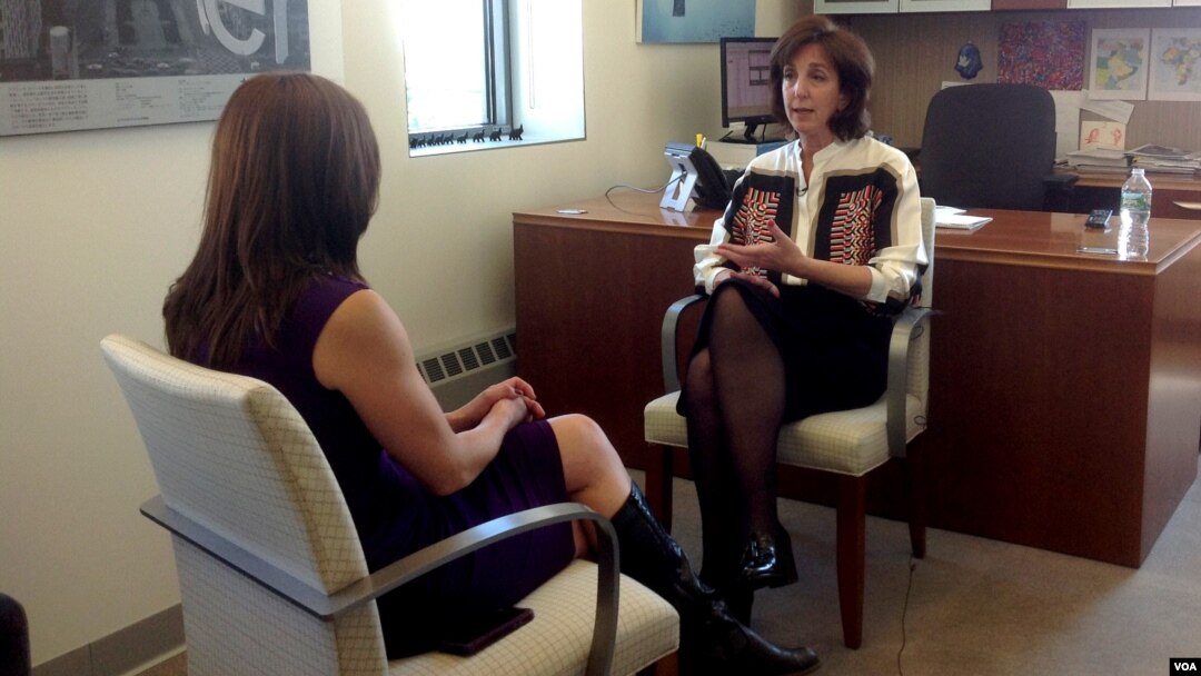 La secretaria de Estado adjunta para el Hemisferio Occidental, Roberta Jacobson, conversa con la periodista Celia Mendoza, corresponsal de la VOA en Nueva York. [Foto: Carmen Cento, VOA].