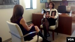 La secretaria de Estado adjunta para el Hemisferio Occidental, Roberta Jacobson, conversa con la periodista Celia Mendoza, corresponsal de la VOA en Nueva York. [Foto: Carmen Cento, VOA].