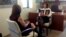 La secretaria de Estado adjunta para el Hemisferio Occidental, Roberta Jacobson, conversa con la periodista Celia Mendoza, corresponsal de la VOA en Nueva York. [Foto: Carmen Cento, VOA].