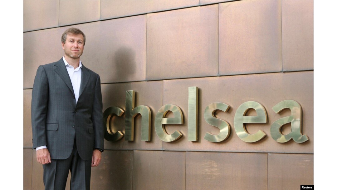 Pemilik Chelsea Roman Abramovich di luar tempat latihan baru mereka. (Foto: Reuters)