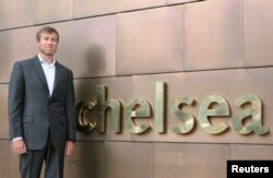 Pemilik Chelsea Roman Abramovich di luar tempat latihan baru mereka. (Foto: Reuters)