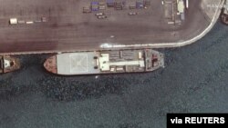 El buque naval iraní, el Makran, se ve en Bandar Abbas, Irán, en esta imagen satelital tomada el 28 de abril de 2021. Foto tomada el 28 de abril de 2021. Imagen satelital © 2021 Maxar Technologies / Handout via REUTERS