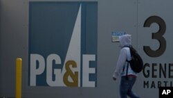Un hombre en San Francisco, California, camina frente a un anuncio de la compañía Pacific Gas and Electric (PG&E), la más grande de su tipo en Estados Unidos.