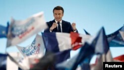 Presiden Emmanuel Macron, yang mengincar masa jabatan kedua, di panggung usai pengumuman hasil sementara putaran pertama pilpres Prancis di Paris, Perancis, Minggu, 10 April 2022. (Foto: Benoit Tessier/Reuters)
