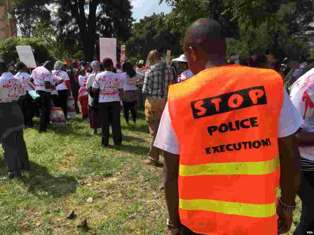 Boniface Mwangi, a human rights activist, waits in Uhuru Park before the start of human rights march Monday, July 4, 2016 in Nairobi, Kenya. (J. Craig/VOA)