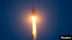 Roket Berat Delta IV dengan pesawat ruang angkasa Orion diluncurkan dari Cape Canaveral, Florida, 5/12/2014. Uji penerbangan pesawat ruang angkasa tersebut berhasil. 